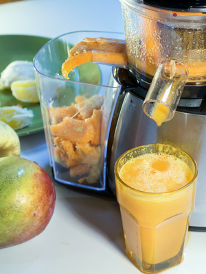 extractor juice low rpm in working produces fresh juice without oxidation, fruit around