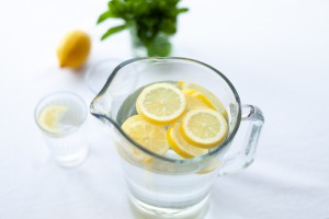 sliced-lemon-fruit-in-glass-picher-1320998